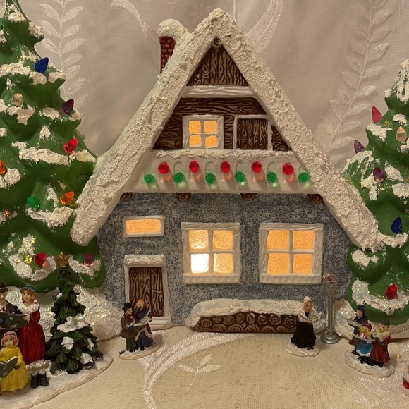 Vintage Ceramic Light up Christmas house with miniature Carolers Accessories. - Picture 3 of 11